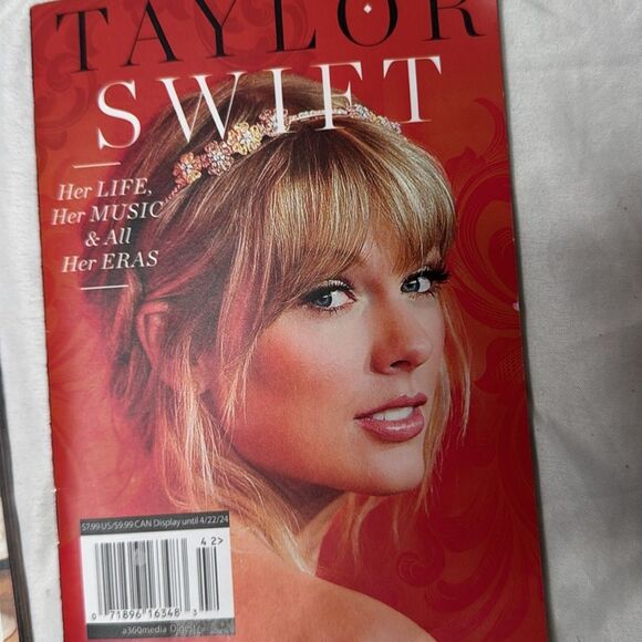 Taylor Swift Mini Magazine Set. - Picture 4 of 7